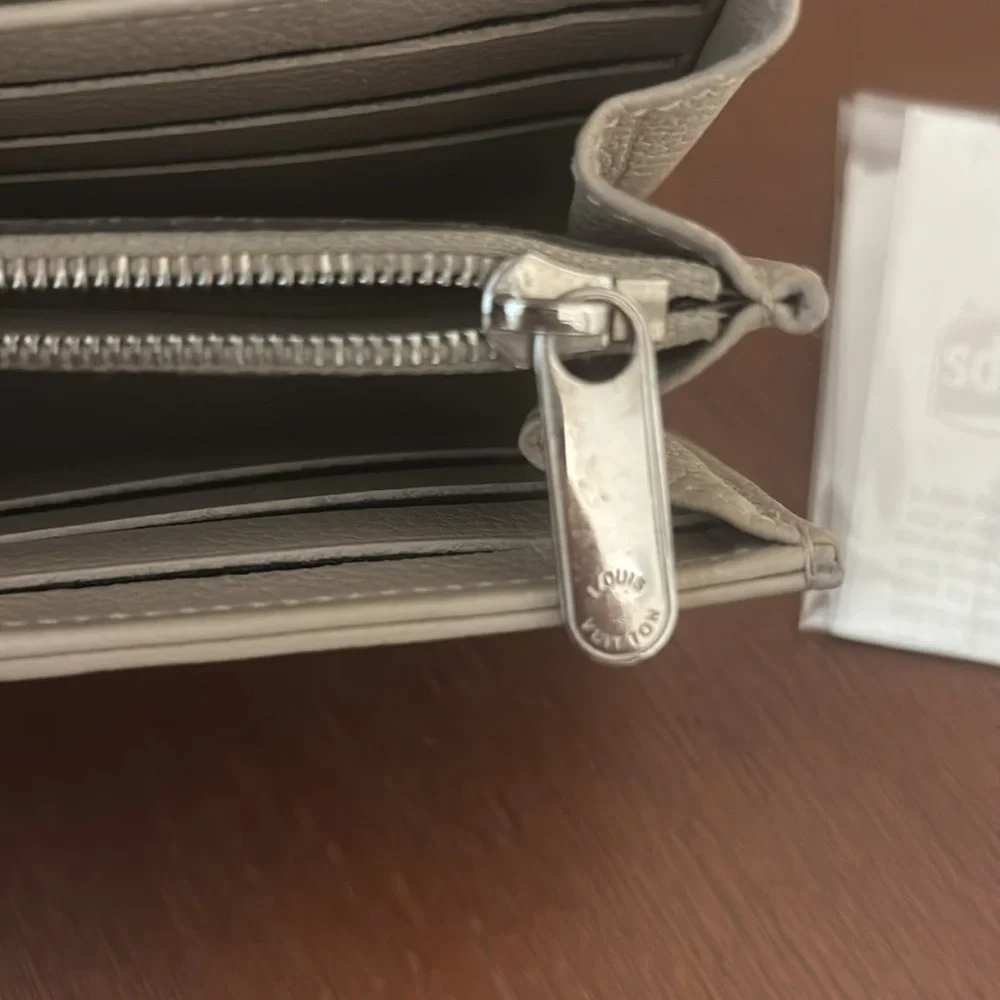 Louis Vuitton Mahina Snappy Wallet , Taupe - Picture 6 of 8